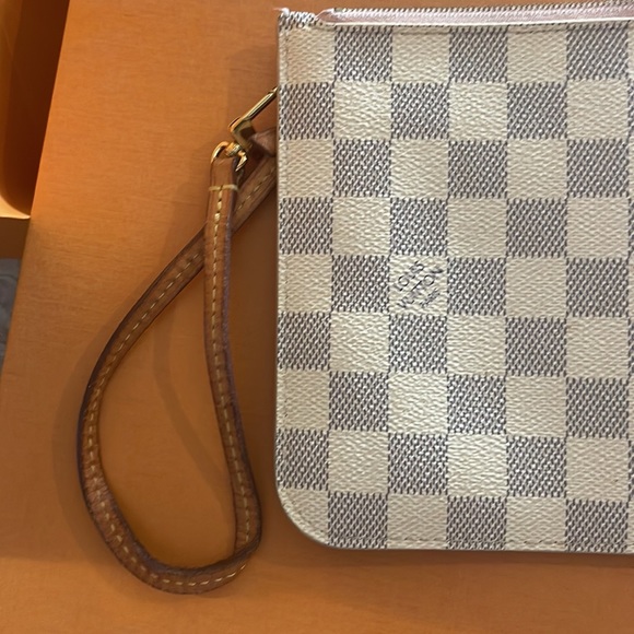 Authentic Louis Vuitton Neverfull Wrislet/Pouch in Damier Azur/Rose Ballerine - Picture 5 of 12